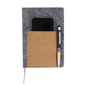 Cuaderno/Agenda Multifuncional Personalizado A5 con Tapa Dura de Fieltro RPET Reciclado, Juego de Cuadernos Promocionales con Bolsillo de Corcho y Papel Offset - Product Image 2
