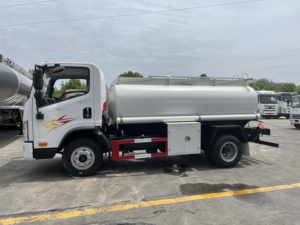 Camión Cisterna de Combustible Ligero FAW Jiefang 4x2 de 5000 Litros y 5 m³ con Dispensador de Combustible y Medidor de Flujo - Product Image 2