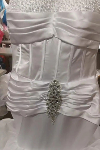 Robe de mariée élégante et sexy pour femme, en satin, ornée de perles, épaules dénudées, volants étagés, traîne chapelle - Product Image 2