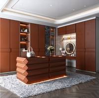 Armoire sur mesure haut de gamme avec panneaux en bois massif, design noir et blanc et organisation intérieure