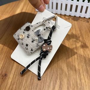 Llavero de felpa de dibujos animados de tela ecológica, duradero, con diseño de muñeca 3D y mosquetón triangular, colgante para bolso de mujer, regalo hecho a mano para niños, cadena para teléfono - Product Image 3