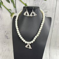 Boucles d'oreilles et collier avec breloque en forme de main de la Sororité Delta Greek Life, bijoux à thème universitaire, cadeau pour femmes