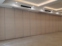 Système de porte insonorisante, panneau de séparation mural mobile, coulissant et pliable avec porte de passage