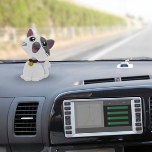 Bobblehead – Gato Blanco con Parche Gris, un Animal Lindo y Juguetón, Perfecto para el Tablero de tu Auto, la Oficina o la Decoración del Hogar - Product Image 1