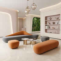 Canapé modulaire en cuir color block moderne avec ottoman en option et table basse en marbre – Mobilier commercial pour hall d'hôtel, bureau et salon