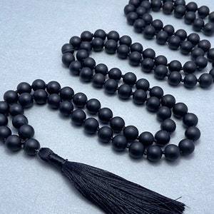 Collier de prière Mala 108 perles en Onyx Noir Mat avec pendentif, Collier Mala Bouddhiste, Collier noué pour la récitation des chants - Product Image 6