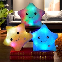 Pabrik grosir HQ warna-warni bantal lempar bercahaya boneka lembut bantal bersinar lucu bintang lima titik mainan mewah boneka mainan anak-anak