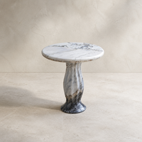Table d'appoint moderne en marbre blanc naturel, avec piétement cannelé en pierre, pour salon, chambre ou coin.