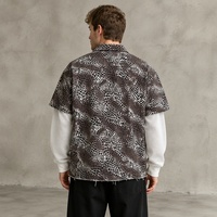 Chemise boutonnée oversize pour homme, imprimé numérique intégral léopard et zèbre mélangés, patch brodé, ourlet brut, poignets superposés, usage quotidien