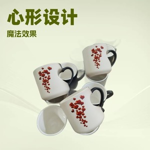 Taza de café mágica en forma de corazón de porcelana blanca con diseño de corazones rojos para regalos y obsequios. - Product Image 4