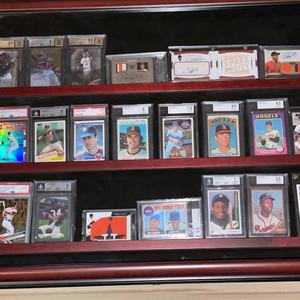 Venta al por mayor de China, exhibición de tarjetas deportivas, vitrina de tarjetas graduadas con capacidad para 42 tarjetas graduadas, estantes de madera negra, colgante montado en la pared - Product Image 4