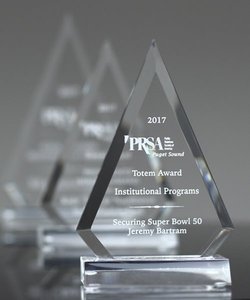 Premio diamante acrilico smussato trasparente piramide di Lucite Skyline selezione Verse Pre-scritta trofeo inciso per lavoro di squadra aziendale