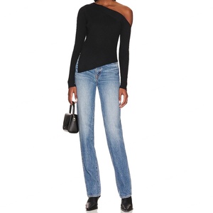 เสื้อเปิดไหล่แขนยาวทรงเอซิมเมตริก ชายเสื้อผ่าข้าง ผ้าริบถัก สำหรับผู้หญิง - Product Image 4