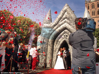 Tente gonflable commerciale portable en forme de bâtiment d'église, amovible, pour mariages romantiques et fêtes en extérieur, à vendre