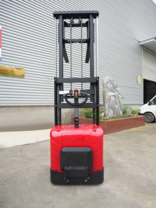 รถยกพาเลทไฟฟ้า รับน้ำหนัก 1500 กก. ใช้มอเตอร์ไฟฟ้ากระแสตรง สำหรับใช้งานภายในอาคาร แบบยืนขับ สีแดงดำ - Product Image 3
