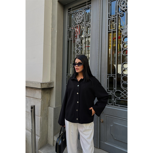 Chaqueta Camisera Negra de Cachemira para Mujer con Detalles de Bolsillos Laterales - Product Image 5