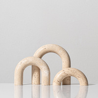 Vente en gros de décoration intérieure moderne en pierre naturelle marbre artisanat accents ornements de sculpture d'art en travertin jaune rustique