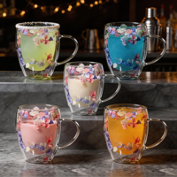 Gelas Kopi Borosilikat Lapis Ganda Grosir, Cangkir Kaca Berdinding Ganda Terisolasi untuk Minuman Teh Dingin Latte dengan Hiasan Bunga Kering