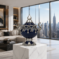 Urne en porcelaine bleu cobalt classique européenne avec poignées en argent poli, pièce maîtresse de décoration d'intérieur de luxe artisanale