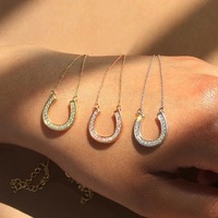 Collier tendance en cuivre plaqué or avec pendentif fer à cheval personnalisé et zircon en forme de flèche, chaîne courte