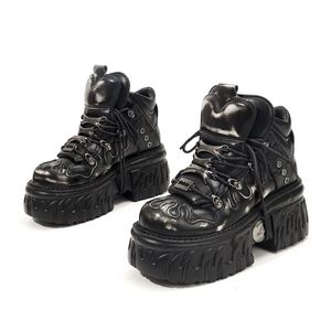 Zapatos de Plataforma Estilo Gótico Oscuro Unisex - Zapatos Elevados de Metal Punk, Botas de Motero con Aspecto Desgastado - Product Image 2