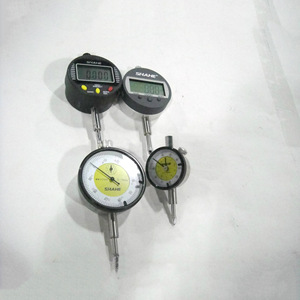 Indicateur à cadran à aiguille Sanwa de qualité stable, avec une précision de 0,01 mm et un indicateur à cadran à aiguille de 0 à 10 mm avec sangle dorsale. - Product Image 3