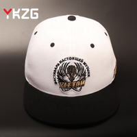 Échantillons Gratuits Casquettes de Baseball 5 Panneaux en Daim à Visière Plate Bicolore Style Sportif Urbain Protection Solaire Trucker Broderie Personnalisée Image