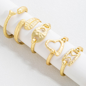 Bracelet manchette coeur rétro européen américain nouvelle conception de niche transfrontalière en couleur or bijoux de <span class=keywords><strong>mode</strong></span> en gros - Product Image 1