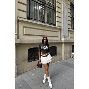 Jupe mini trapèze blanche décontractée d'été, imprimé brodé, taille XS, coupe droite, taille naturelle, en tissu tricoté de soie et élasthanne - Product Image 3