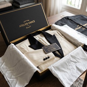 Blazer asymétrique blanc et noir élégant avec revers châle contrastant, passepoil doré, bouton décoratif, haut de gamme, pour <span class=keywords><strong>femme</strong></span> de bureau, personnalisable OEM/ODM - Product Image 4