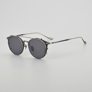 Óculos de Sol com Design Suíço em Titânio Puro, Novo Design, Clipe Magnético Forte e Moderno, com Clipe para Armações Grandes Esculpidas - Product Image 1