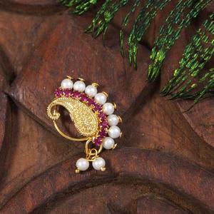 Elegante Anillo de Nariz Chapado en Oro con Perlas y Flores, Joyería de Cobre Nath Nathani para Mujer, Ideal para Festivales Tradicionales - Product Image 4
