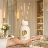 Diffuseur à bâtonnets 120 ml – Bouteille blanche mate, bâtonnets en fibre noire – Parfum d'ambiance pour la maison – Vente en gros – Fournisseur OEM ODM