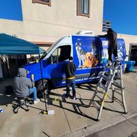 Film vinyle pour enveloppement de voiture, rouleau brillant imprimable en PVC, autocollant publicitaire personnalisé pour véhicule