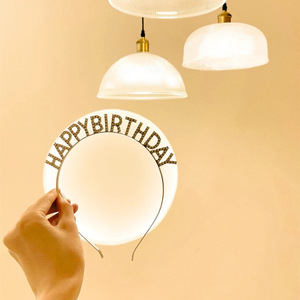 ที่คาดผมประดับเพชรพลอยลายสุขสันต์วันเกิด พร้อมดีไซน์น้ำผึ้งและความหวาน วัสดุโลหะผสม เหมาะสำหรับงานปาร์ตี้และเป็นเครื่องประดับวันเกิด - Product Image 5