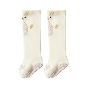 Chaussettes aux genoux en coton personnalisées en gros pour nouveau-nés Chaussettes de marche antidérapantes pour bébé pour la protection des genoux Chaussettes à pince au sol - Product Image 6