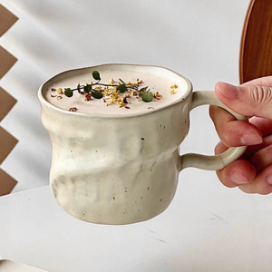 Tasse à café et latte en céramique moderne et minimaliste, résistante aux hautes températures, en grès avec glaçure réactive au four et anse de forme irrégulière - Product Image 4