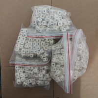 Cuentas cuadradas de madera de arce de 10 mm con 26 letras inglesas, accesorios para la educación temprana de niños, llaveros, cadenas para teléfono y bloques de construcción DIY