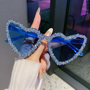 Nuovi Occhiali da Sole da Donna Senza Montatura con Strass Colorati Stile Europeo-Americano UV400 a Cuore Inclinato per Feste - Cross-border - Product Image 4