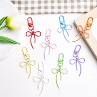 Nouveau porte-clés en alliage creux avec nœud en ruban pour décorations de sac colorées et mignonnes, vente en gros disponible