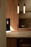 Vermonhouzz现代简约厨房展示，中性色调橡木贴面橱柜平门无手设计