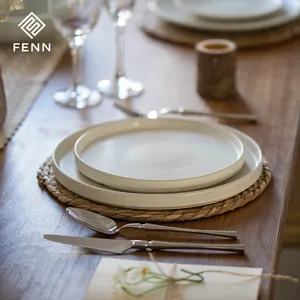 Piastra di ricarica in ceramica in stile Country sostenibile con smalto di sesamo maculato naturale piatto da pranzo in gres tondo per matrimonio rustico