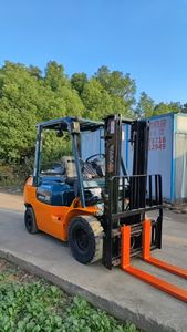 Gebrauchter 2,5-Tonnen-Dieselstapler FD25 mit Zweistufigem Mast und Allradantrieb, Vollgummireifen für den Baustelleneinsatz im Angebot - Product Image 6