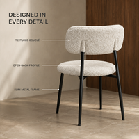 Chaise de restaurant tubulaire en métal, dossier arrondi en bouclette crème, coussin épais, structure noire mate