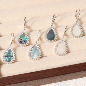 Boucles d'oreilles goutte d'eau à la mode pour femmes, boucles d'oreilles plaquées argent hypoallergénique en acier inoxydable, bijoux minimalistes pour un usage quotidien - Product Image 3