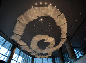 Lustre de hall d'hôtel personnalisé, luminaire suspendu LED moderne abstrait, anneau de cristal de luxe pour projet de villa - Product Image 2
