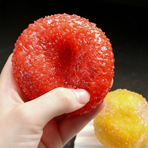 La balle de smoothie au fructose a une texture plastique et fait un bruit crépitant lorsqu'on la pince. - Product Image 4