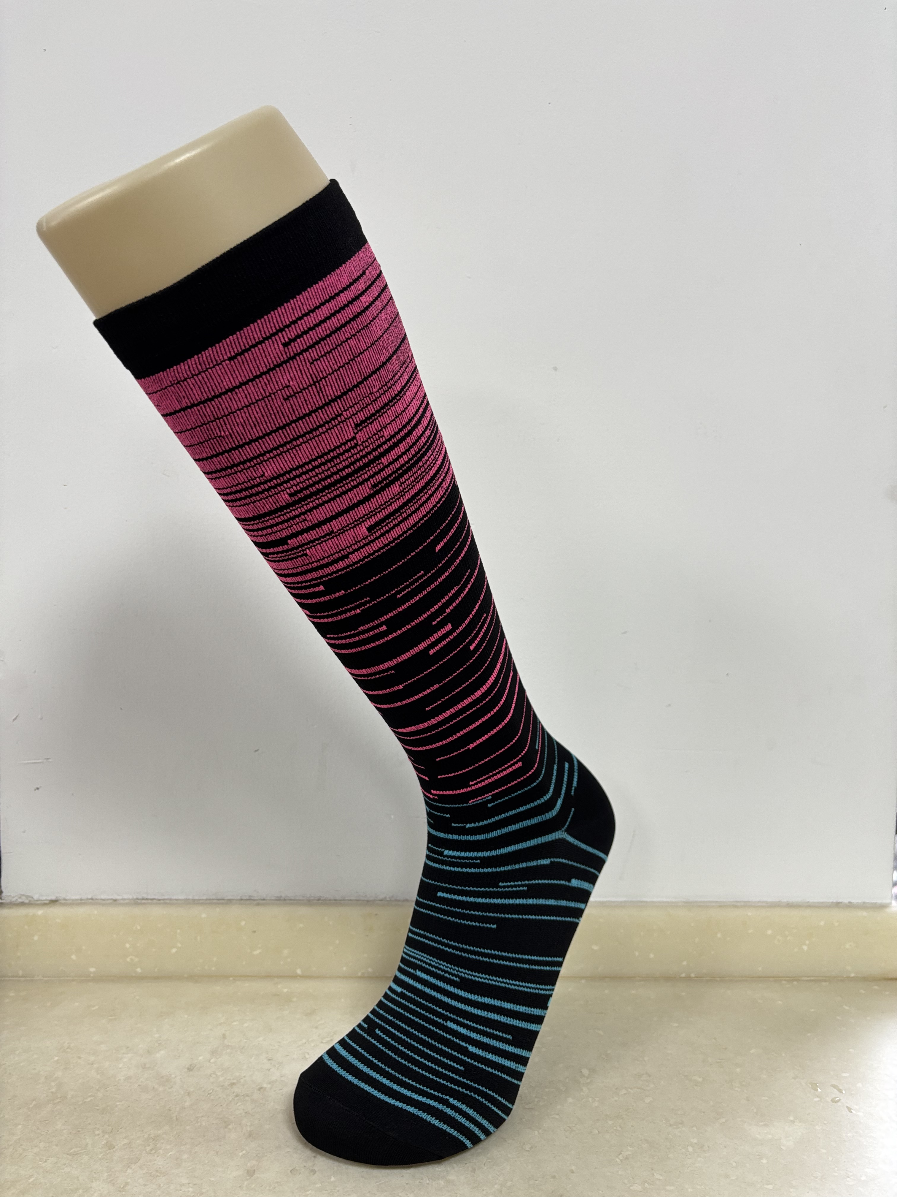 Noir avec bande rouge