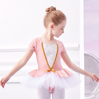 Charmante robe de ballet à manches courtes et entrejambe ouverte jupe en tulle à empiècement en velours. Idéal pour la pratique et la performance