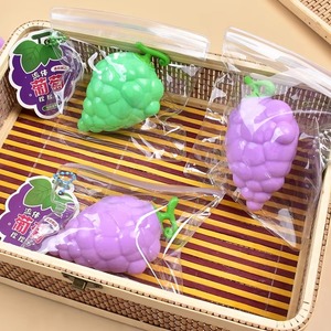 Juguete antiestrés de TPR con forma de uva de 10 cm, juguete sensorial de simulación de comida, llavero y accesorio para bolso - Product Image 4